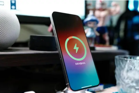 滕州苹果15换屏服务分享用什么充电器给iPhone15充电更好 
